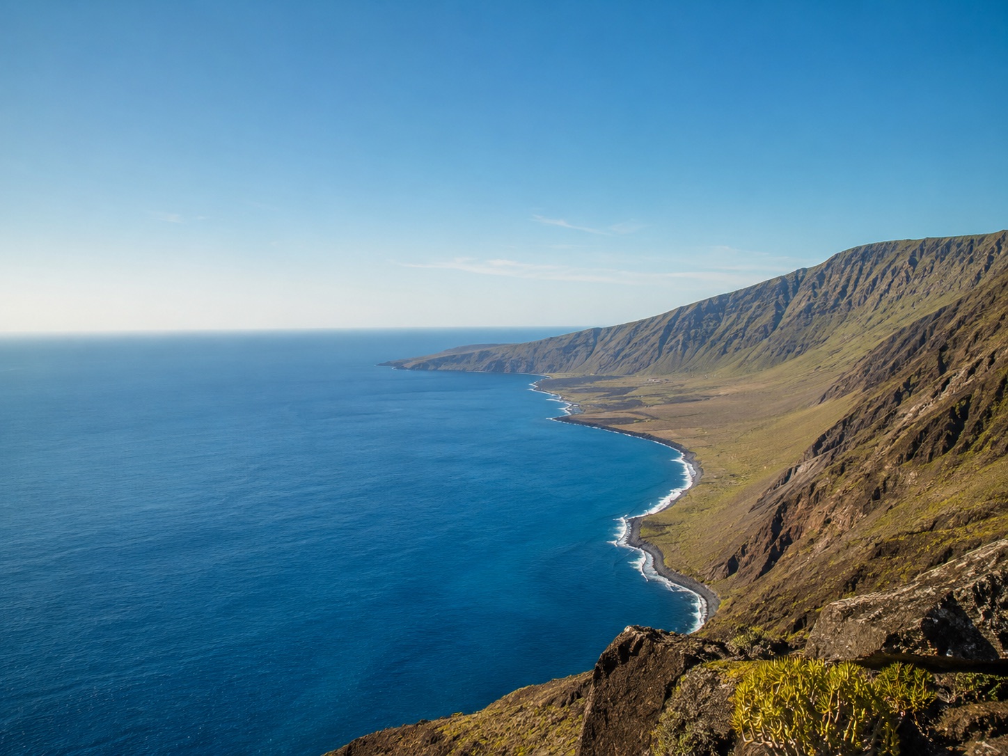Steilküste und Halbkrater des El-Golfo-Tals auf El Hierro