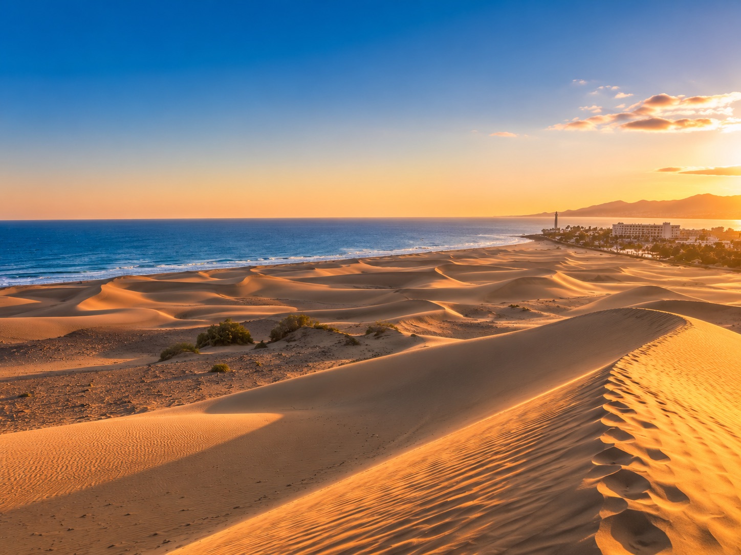Goldene Wanderdünen von Maspalomas im Abendlicht auf Gran Canaria