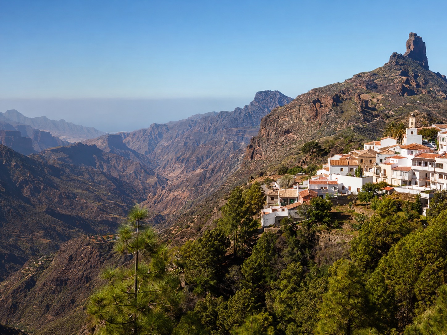 Weiß getünchtes Bergdorf Tejeda in der Berglandschaft Gran Canarias