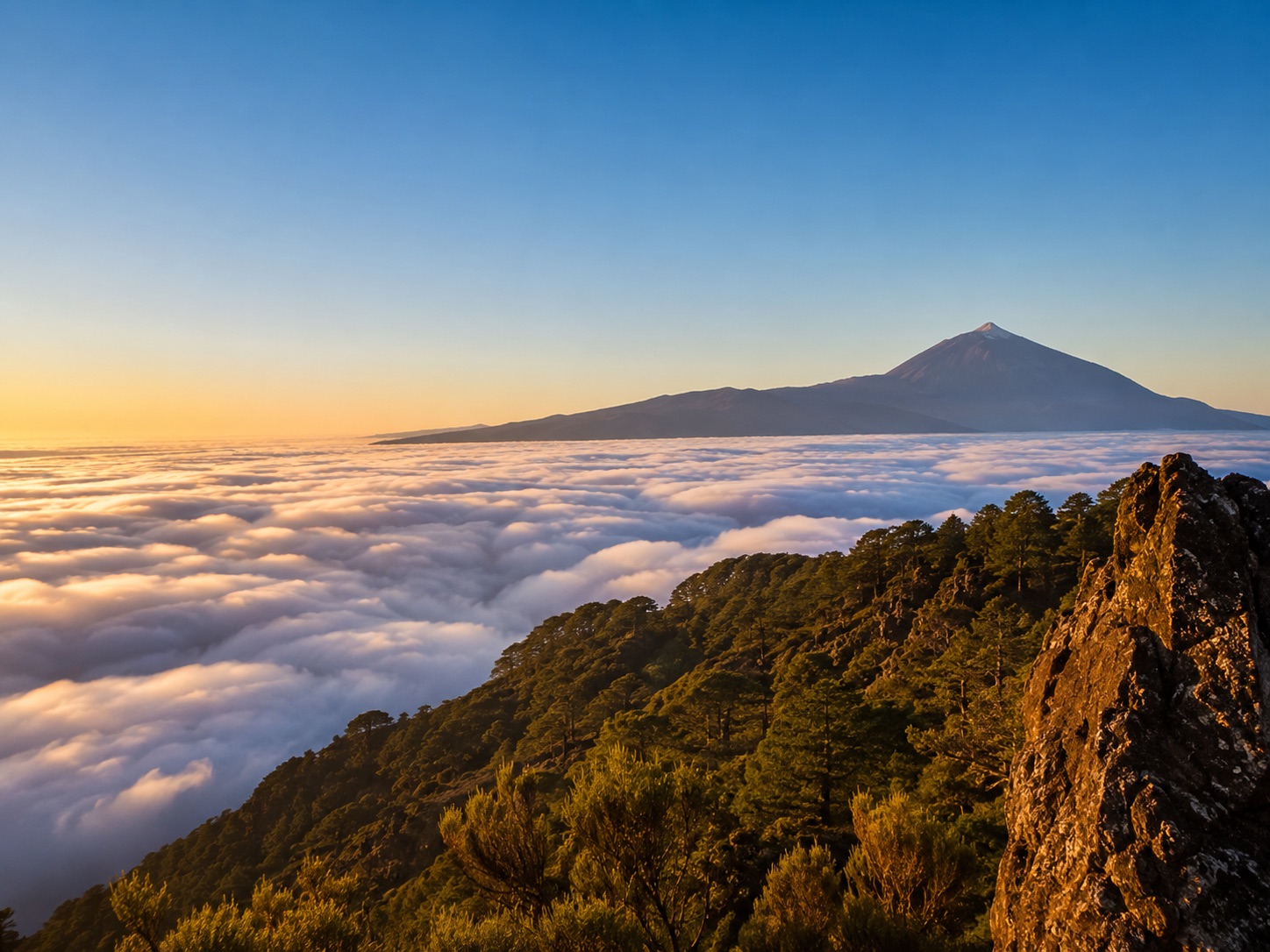 Aussicht vom Alto de Garajonay über die Wolken zum Teide