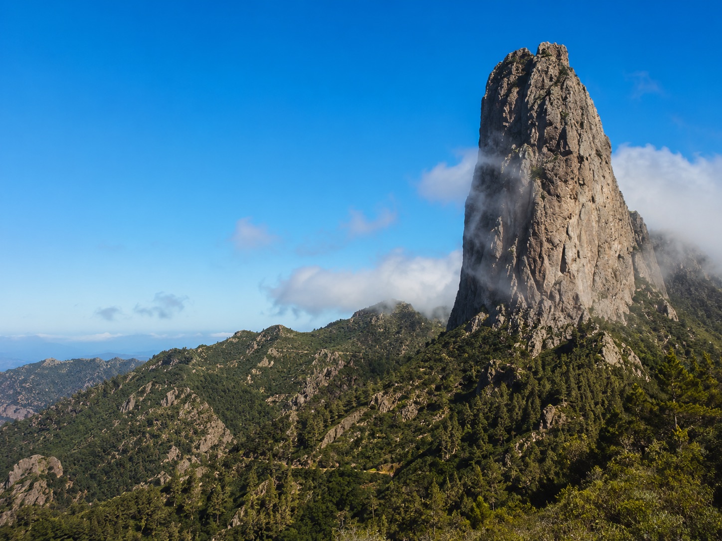 Markanter Felsdom Roque de Agando auf La Gomera