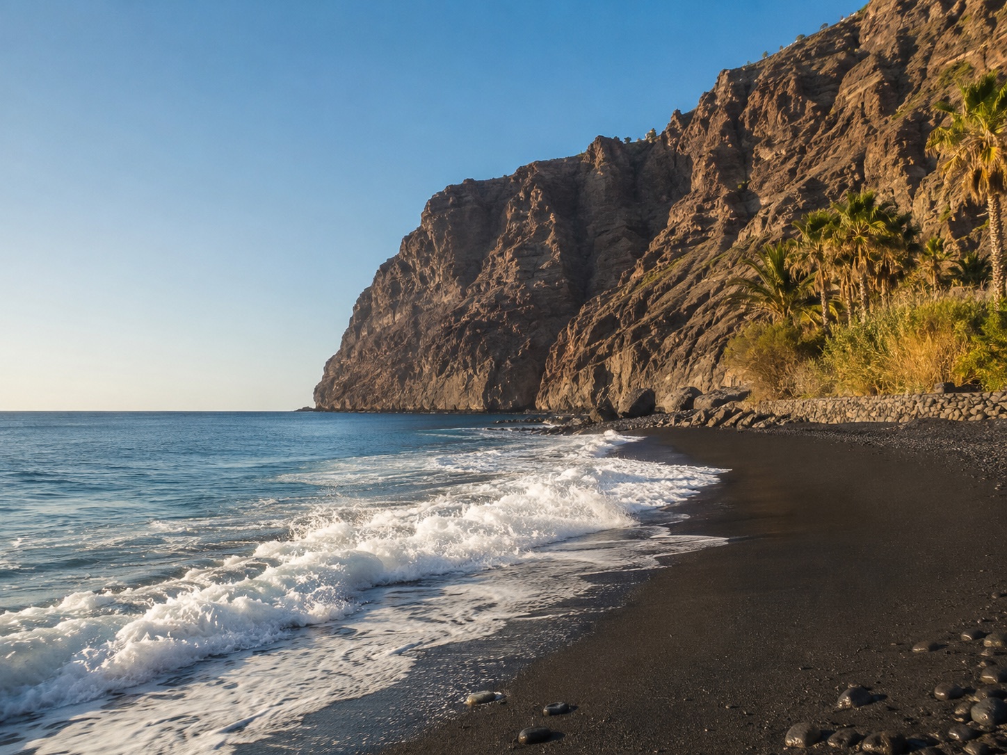 Schwarzer Sandstrand im Valle Gran Rey auf La Gomera