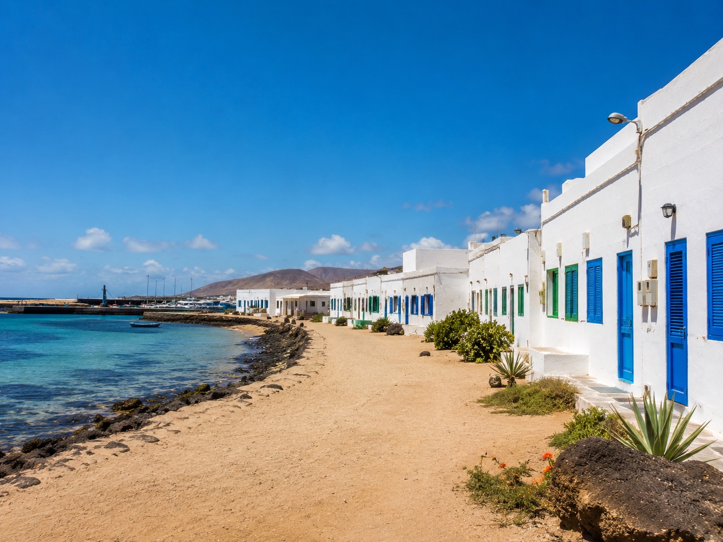 Sandstraßen und weiße Häuser des Hauptorts Caleta de Sebo auf La Graciosa