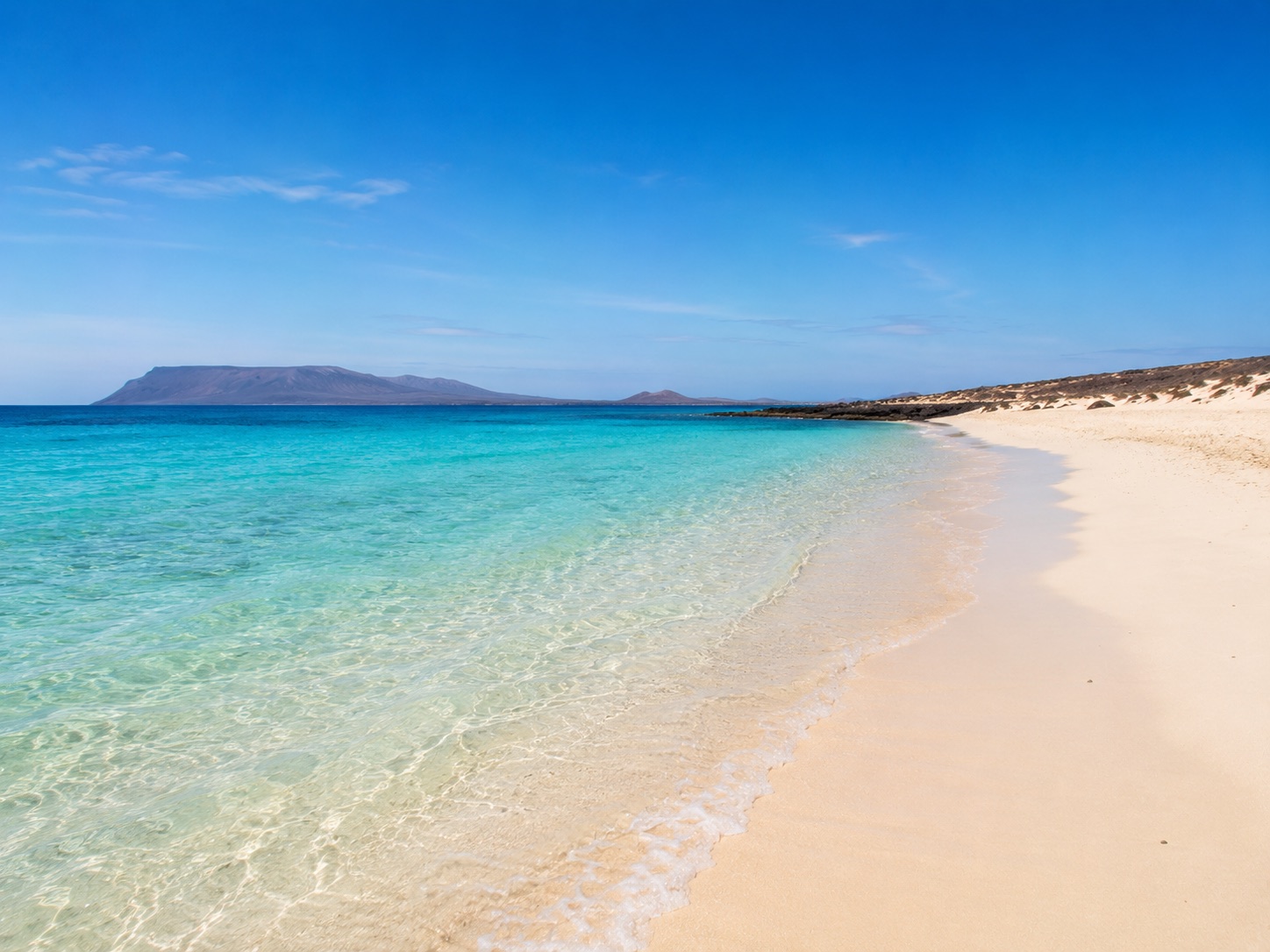 Einsamer heller Naturstrand mit klarem Wasser auf La Graciosa