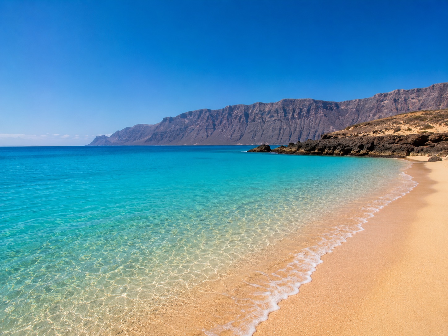 Geschützte Bucht Playa Francesa mit Blick auf die Famara-Klippen Lanzarotes