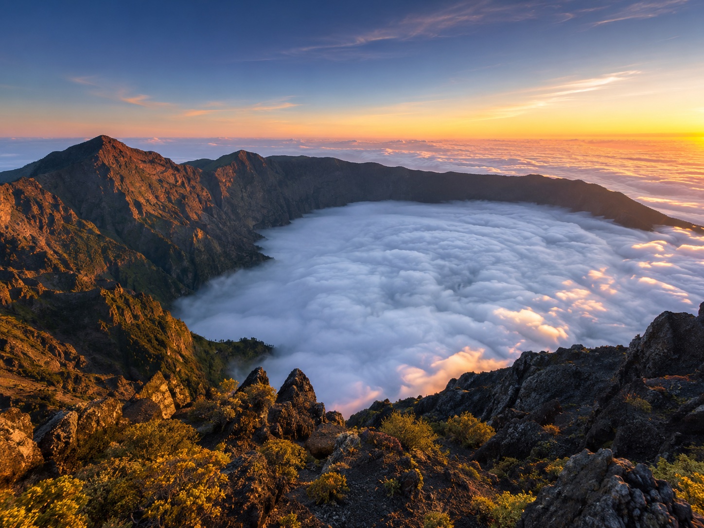 Panorama der grünen Bergkette La Palmas über dem Wolkenmeer