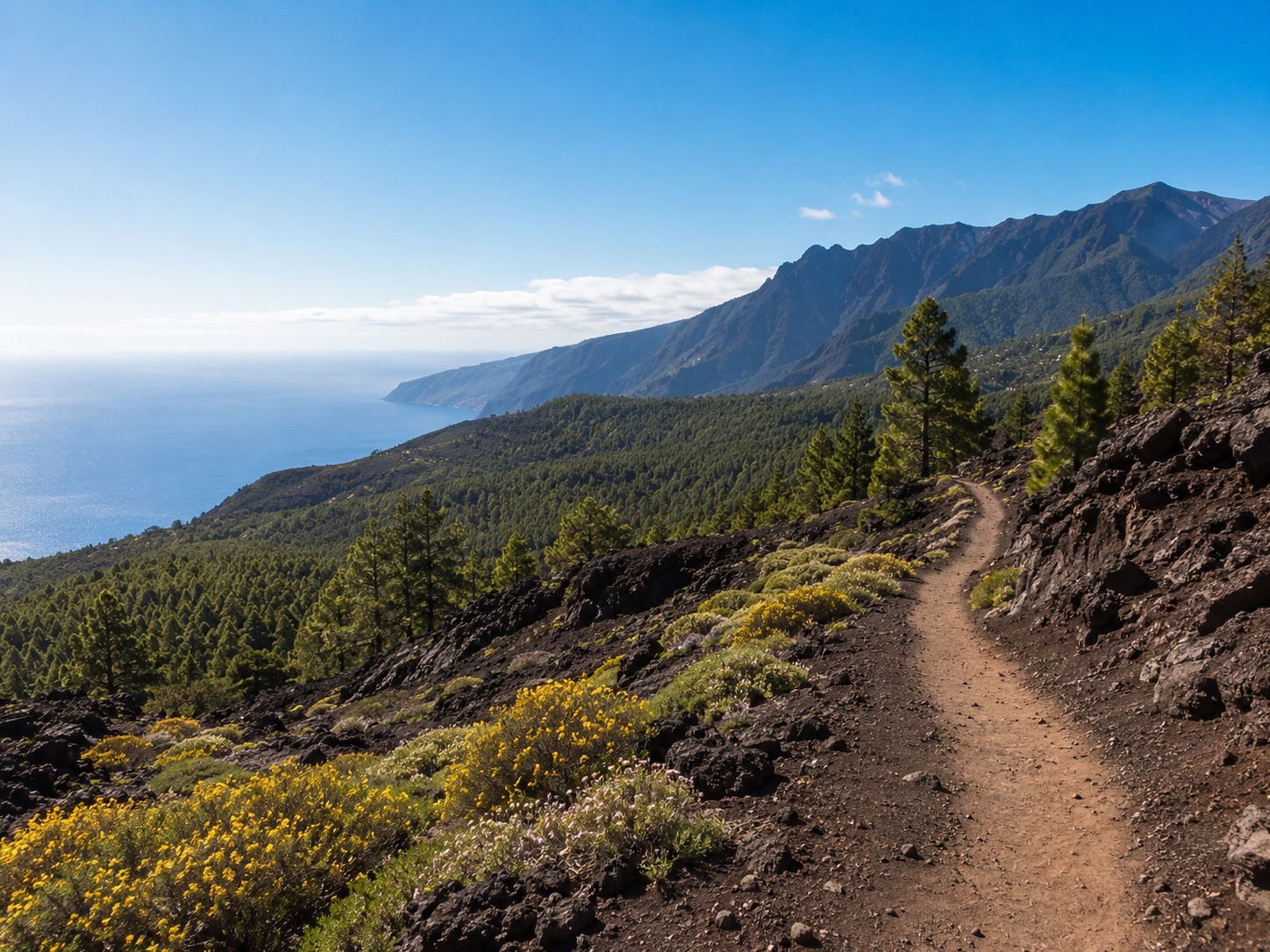 Wanderer auf der Ruta de los Volcanes auf La Palma