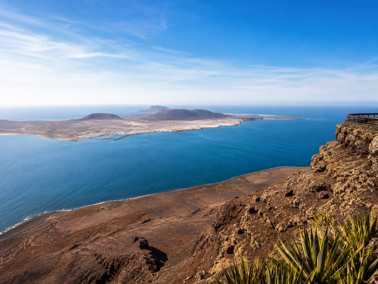 Blick vom Mirador del Río auf die Insel La Graciosa
