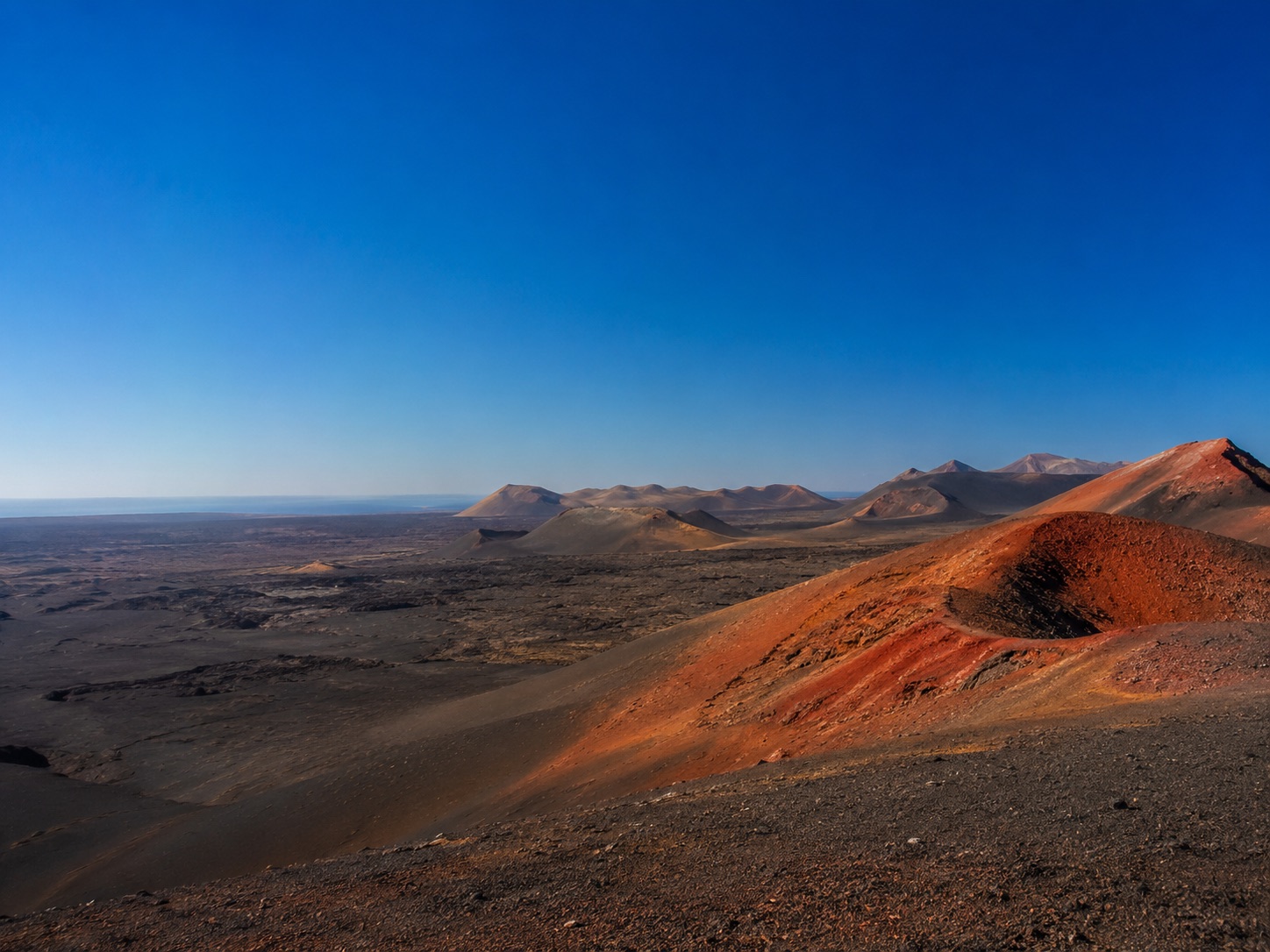Rote Lavafelder und Feuerberge im Timanfaya-Nationalpark auf Lanzarote