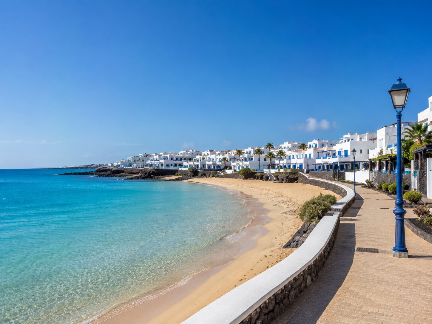Weiße Häuser und Strand von Playa Blanca im Süden Lanzarotes