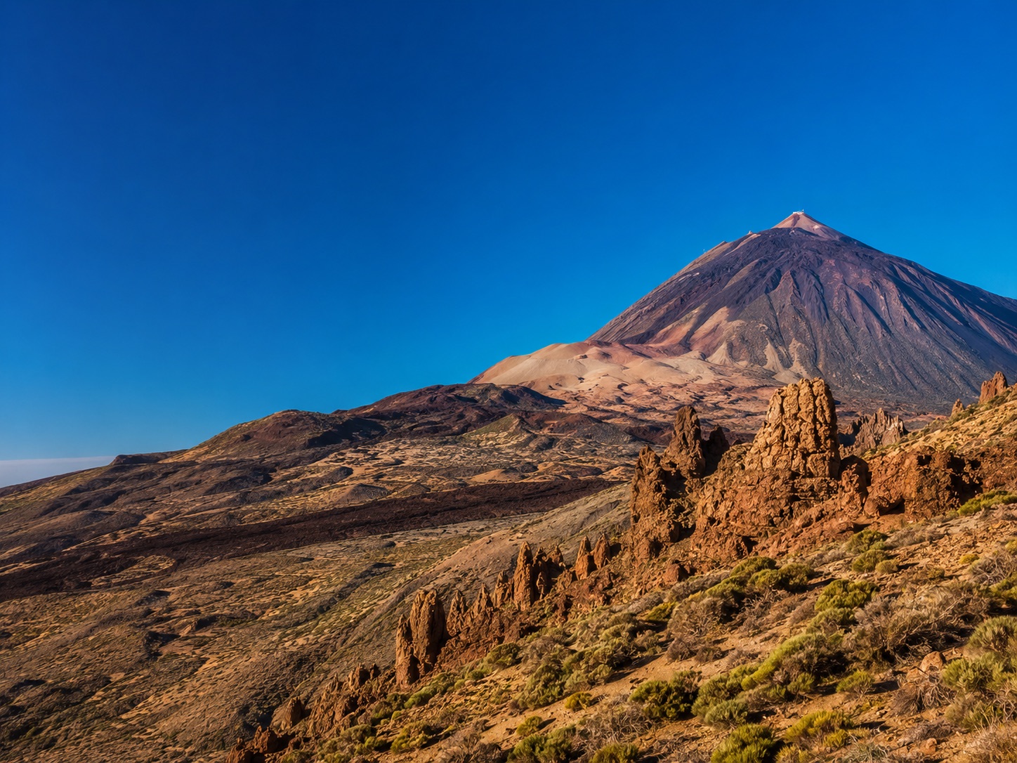 Vulkan Teide über der Lavalandschaft des Nationalparks auf Teneriffa